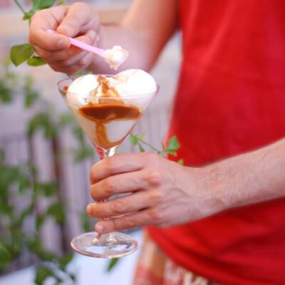Yogurt helado con salsa toffe