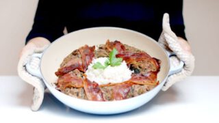 Corona de carne con espinacas y arroz de guarnición