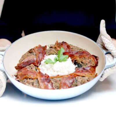 Corona de carne con espinacas y arroz de guarnición