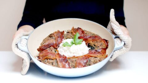 Corona de carne con espinacas y arroz de guarnición