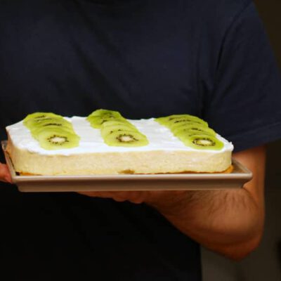 Tarta de flan y nata con soletillas y frutas