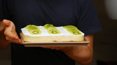 Tarta de flan y nata con soletillas y frutas