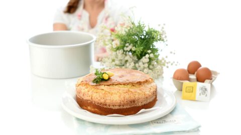 Bizcocho casero de nata con costra de azúcar en Thermomix®