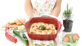 Huevos rellenos de jamón al gratén