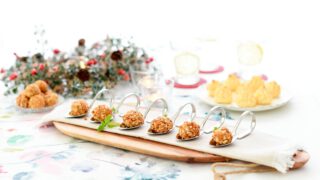 Bolas de queso azul y frutos secos, con miel