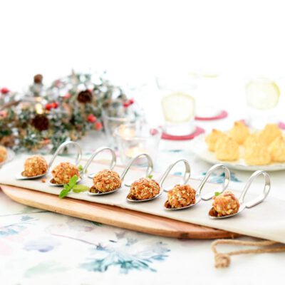 Bolas de queso azul y frutos secos, con miel