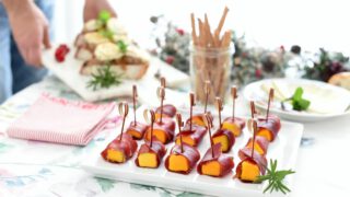 Brochetas de mango y cecina, con vinagreta