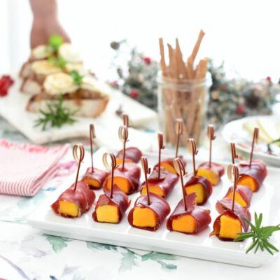 Brochetas de mango y cecina, con vinagreta