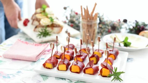 Brochetas de mango y cecina, con vinagreta