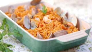 Fideuá de calamares, gambas y almejas