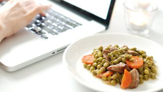 Estofado de carne con guisantes y zanahorias