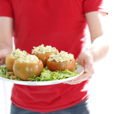 Tomates rellenos de ensaladilla de aguacate