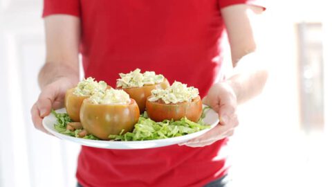 Tomates rellenos de ensaladilla de aguacate
