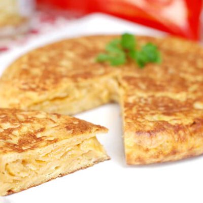 Tortilla española exprés con patatas de bolsa