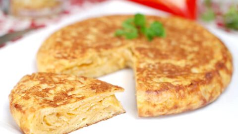 Tortilla española exprés con patatas de bolsa