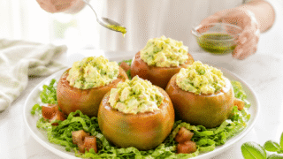 Tomates rellenos con ensaladilla de aguacate