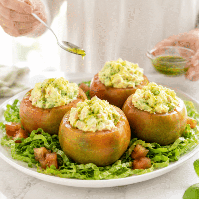 Tomates rellenos con ensaladilla de aguacate