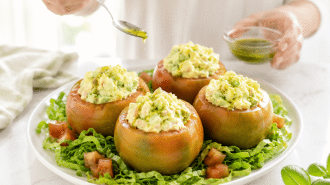 Tomates rellenos con ensaladilla de aguacate