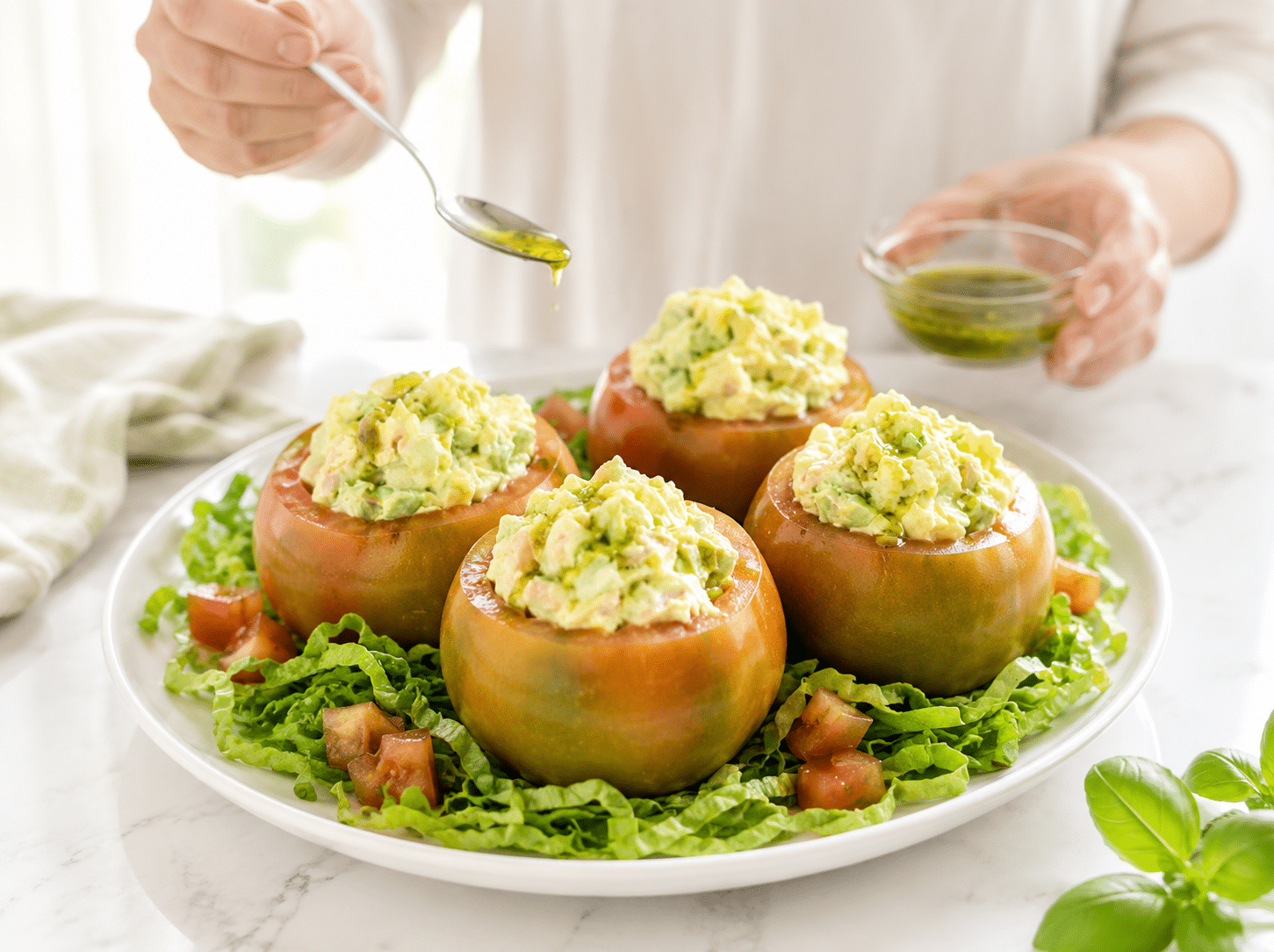 Tomates rellenos con ensaladilla de aguacate