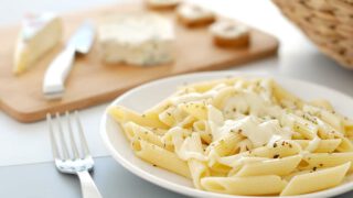 Salsa tres quesos con penne rigate