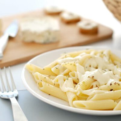 Salsa tres quesos con penne rigate