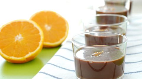 Vasitos de chocolate con naranja