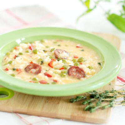 Arroz meloso con guisantes y chorizo