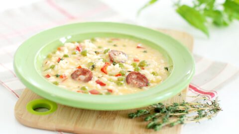 Arroz meloso con guisantes y chorizo