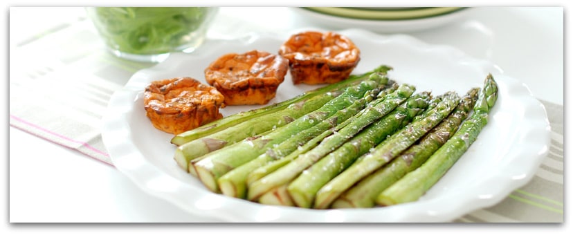 Espárragos verdes a la plancha con flan de tomate y orégano Espárragos verdes a la plancha con flan de tomate y orégano