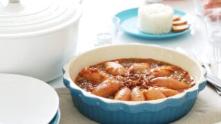 Chipirones en salsa con guisantes y acompañados de arroz de guarnición