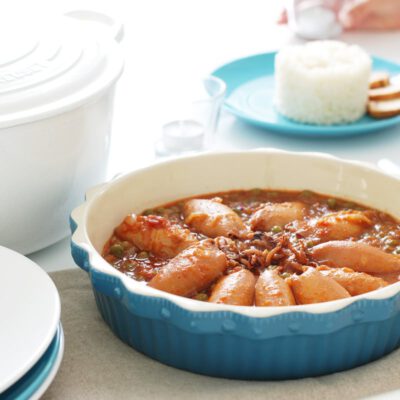Chipirones en salsa con guisantes y acompañados de arroz de guarnición