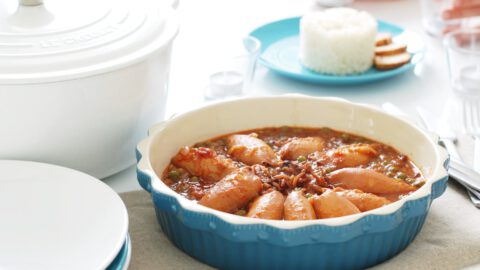 Chipirones en salsa con guisantes y acompañados de arroz de guarnición