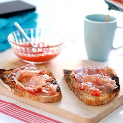 Pan tumaca o pan con tomate para el desayuno