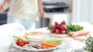 Crudités con diferentes dips y hummus
