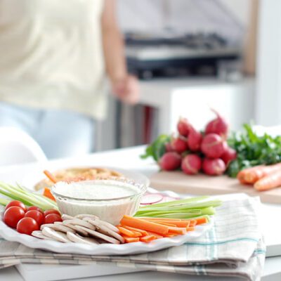 Crudités con diferentes dips y hummus
