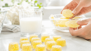 Descubre cómo hacer Gominolas caseras de fresa y limón fácilmente. Recetas deliciosas para los más pequeños de la casa.