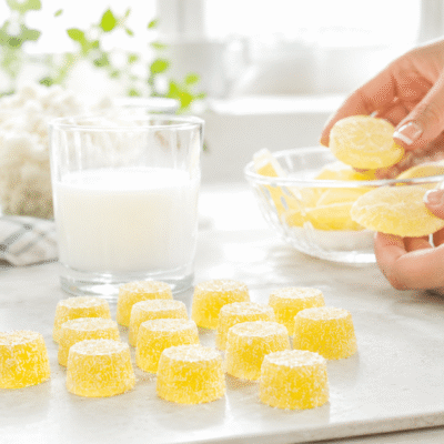 Descubre cómo hacer Gominolas caseras de fresa y limón fácilmente. Recetas deliciosas para los más pequeños de la casa.