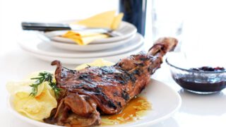 Paletilla de cordero asado con romero y chutney de cerezas