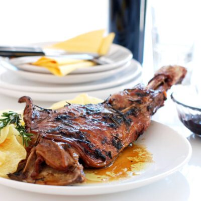 Paletilla de cordero asado con romero y chutney de cerezas