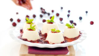 Flan de queso con mermelada de cerezas
