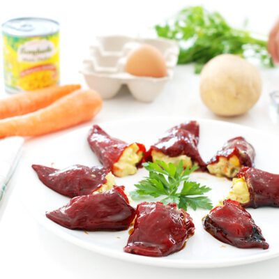 Pimientos del piquillo caramelizados y rellenos de ensaladilla