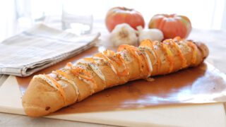 Pan al horno relleno de mozzarella y tomate