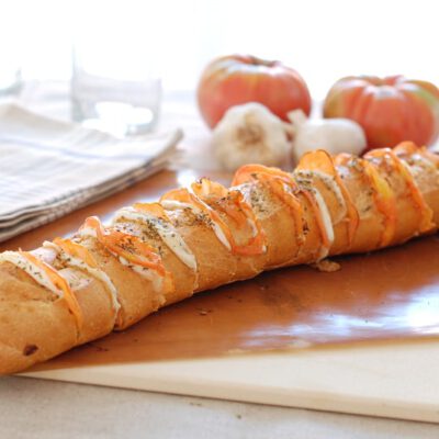 Pan al horno relleno de mozzarella y tomate