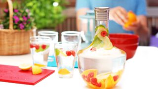 Agua infusionada con frutas para el verano