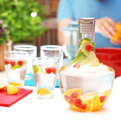 Agua infusionada con frutas para el verano