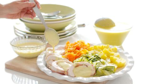 Crema de verduras, pollo y salsa suprema