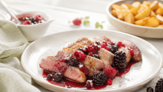 Secreto ibérico con salsa de frutos rojos