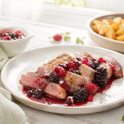 Secreto ibérico con salsa de frutos rojos