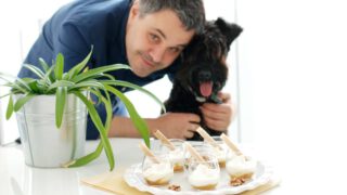 Vasitos de yogur griego y miel