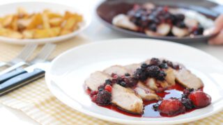 Secreto con salsa de frutos rojos